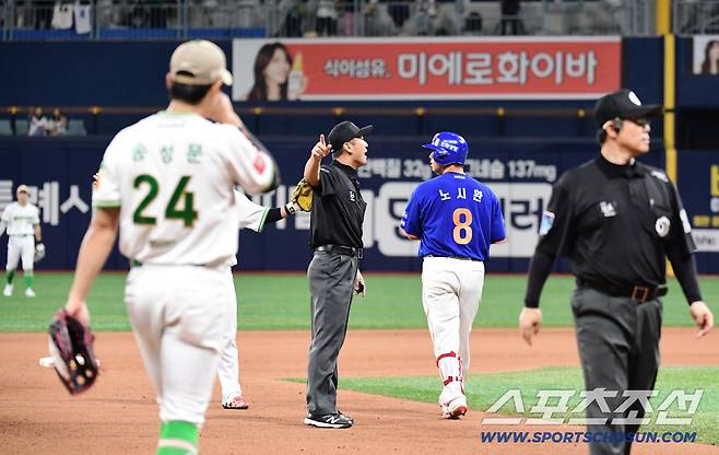 9회초 무사. 타구가 고척돔 천장을 맞고 인정 2루타가 된 노시환.