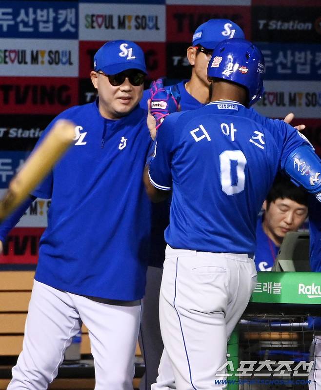 26일 잠실야구장에서 열린 삼성과 두산의 경기, 7회초  1사 1루 디아즈가 2점홈런을 치고 박진만 감독과 기쁨을 나누고 있다. 잠실=허상욱 기자wook@sportschosun.com/2025.08.26/