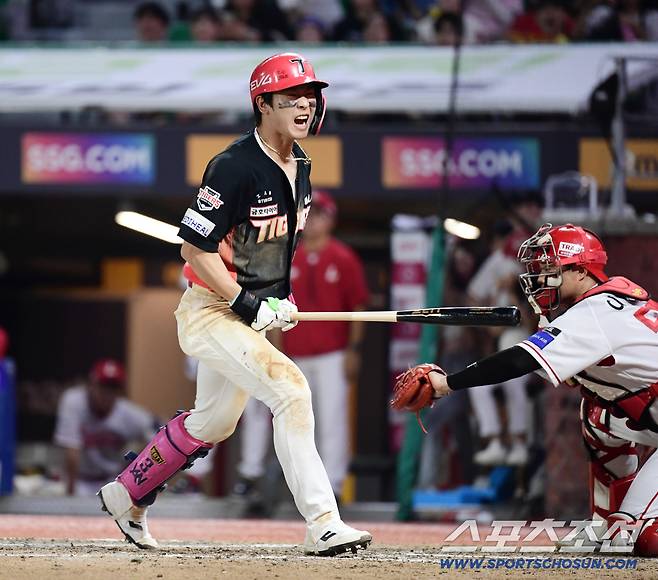 27일 인천 SSG랜더스필드에서 열린 KBO리그 SSG와 KIA의 경기. 11회초 무사 만루. 밀어내기 볼넷을 얻어낸 KIA 박찬호. 인천=송정헌 기자songs@sportschosun.com/2025.08.27/