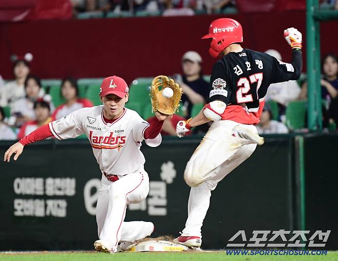 27일 인천 SSG랜더스필드에서 열린 KBO리그 SSG와 KIA의 경기. 11회 무사 1, 2루. 번트 치고 1루에서 세이프 되고 있는 김호령. 인천=송정헌 기자songs@sportschosun.com/2025.08.27/