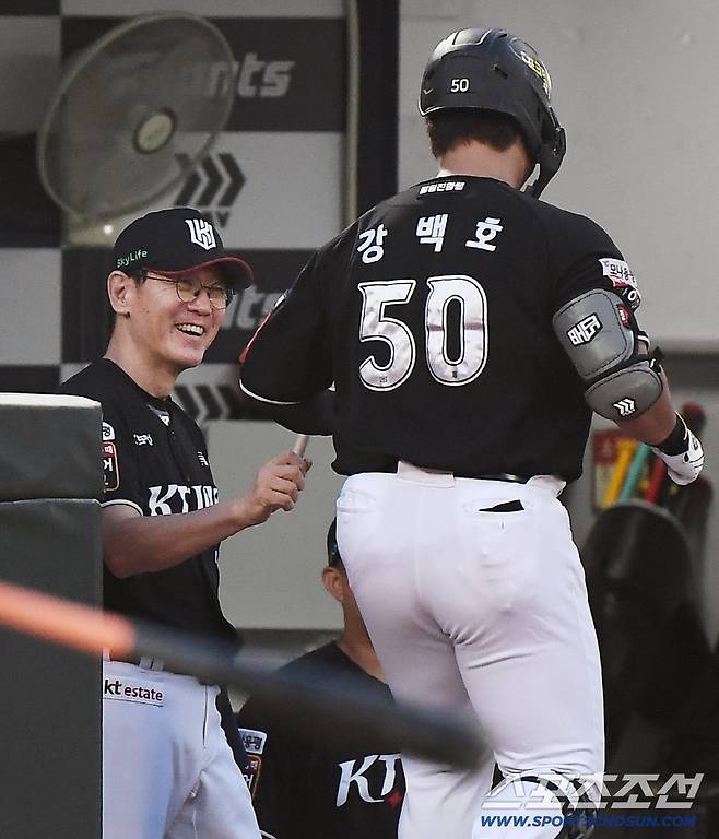 27일 부산 사직구장에서 열린 KT-롯데전. 2회초 무사. 강백호가 솔로포를 친 후 이강철 감독의 환영을 받고 있다. 부산=정재근 기자 cjg@sportschosun.com/2025.8.27/
