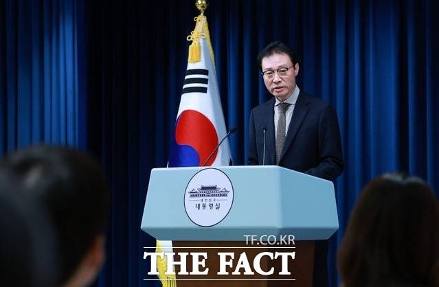 이규연 대통령실 홍보소통수석은 26일 오후 용산 대통령실에서 브리핑을 갖고 이 대통령의 공항 도착 영전·호텔 투숙 등을 놓고 제기된 홀대론에 대해 "사실과 다른 부분이 있어 바로잡고자 한다"며 "정치적으로 악용하지 말기를 거듭 당부한다"고 밝혔다. /뉴시스