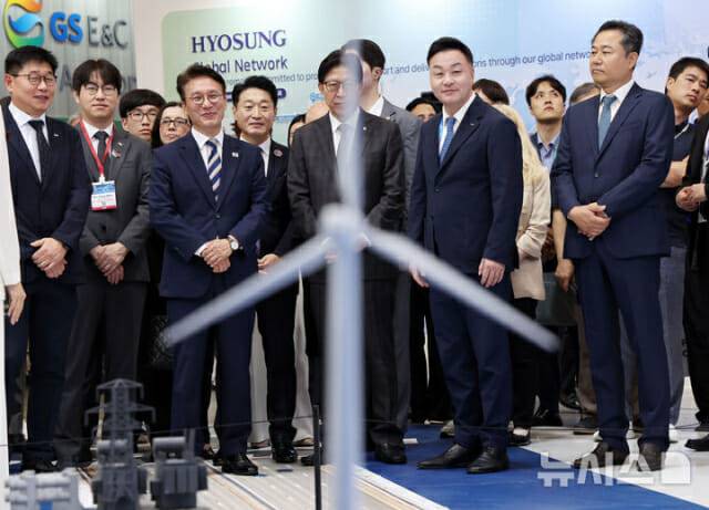 김민석 국무총리(왼쪽 세 번째)가 27일 부산 벡스코에서 열린 '2025 기후산업국제박람회(WCE)'를 찾아 참석자들과 전시부스를 둘러보고 있다.