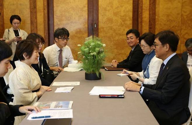 최휘영 문화체육관광부 장관(오른쪽)이 27일 'APEC 문화산업고위급대화'가 열리고 있는 경북 경주 힐튼호텔에서 아베 토시코 일본 문부과학대신과 양자회담을 하고 있다.   [사진 제공= 문화체육관광부]