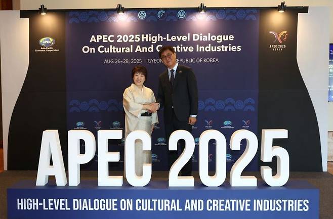 최휘영 문화체육관광부 장관(오른쪽)이 27일 'APEC 문화산업고위급대화'가 열리고 있는 경북 경주 힐튼호텔에서 아베 토시코 일본 문부과학대신과 양자회담을 마치고 기념촬영을 하고 있다.   [사진 제공= 문화체육관광부]