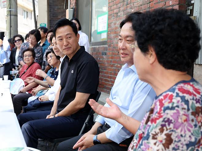 오세훈 서울시장이 19일 오후 서울 서대문구 현저동 모아타운 예정지를 방문해 마을 주민들과 간담회를 하고 있다. /뉴시스