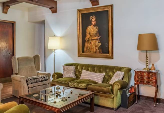 부동산 매물 광고에서 '여인의 초상'으로 추정되는 그림이 포착됐다. /X(옛 트위터)