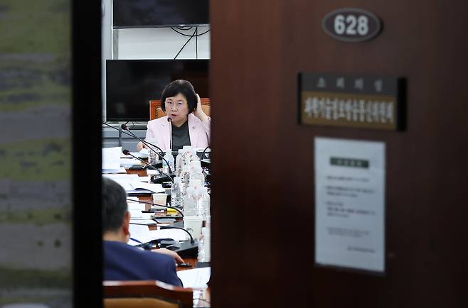 더불어민주당 김현 방송통신위원회 소위원장이 27일 서울 여의도 국회에서 열린 본회의 마친 뒤 과방위 소위 열어 전날 소위회부한 방통위법을 논의하고 있다./남강호 기자