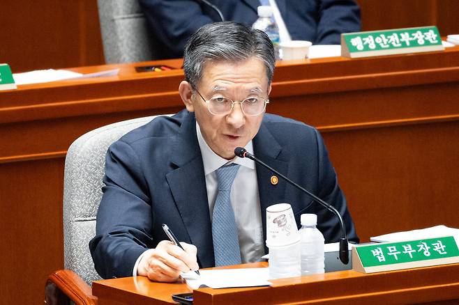 정성호 법무부 장관이 26일 서울 여의도 국회에서 열린 제428회 국회(임시회) 예산결산특별위원회 제2차 전체회의에 출석해 의원 질의에 답하고 있다. / 뉴스1