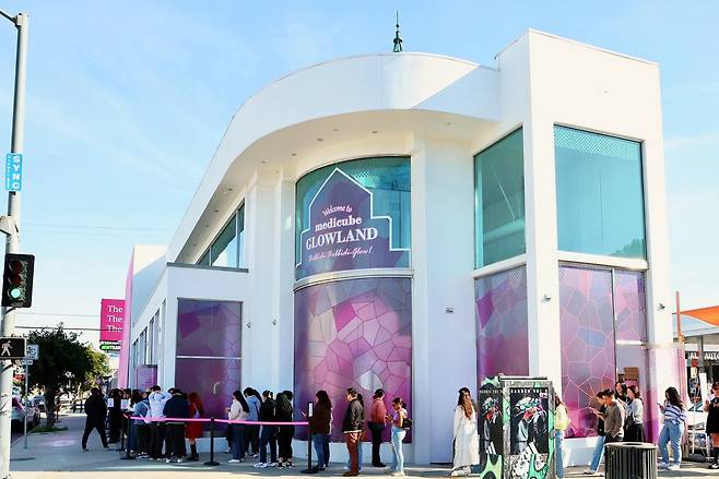 에이피알이 지난 4월 미국 LA에서 진행한 팝업 스토어를 찾은 현지 고객들이 줄을 서고 있다. /에이피알 제공