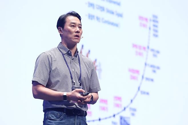 옥상훈 네이버클라우드 AI케어콜 사업리더가 27일 서울 중구 웨스틴조선호텔에서 열린 국내 최대 테크 콘퍼런스 ‘스마트클라우드쇼 2025’에서 강연하고 있다./조선비즈