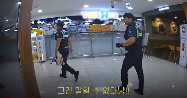 지난 2일 오후 경남 거제시 한 대형마트에서 20대 여성이 고양이 인형탈을 쓰고 흉기 난동을 벌여 현행범으로 체포됐다. /경찰청 유튜브 캡처