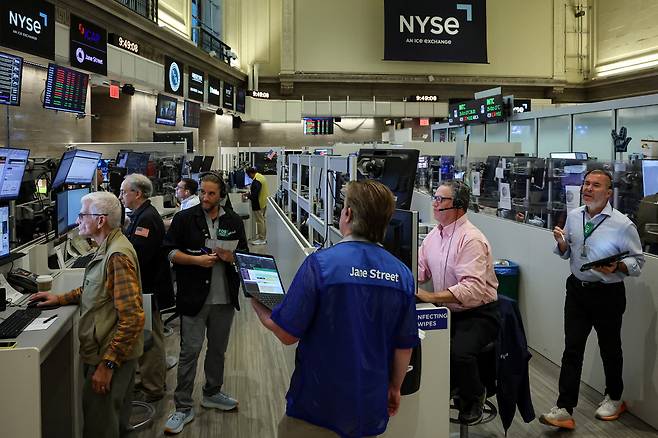뉴욕증권거래소(NYSE) 트레이더들의 모습./로이터 연합뉴스