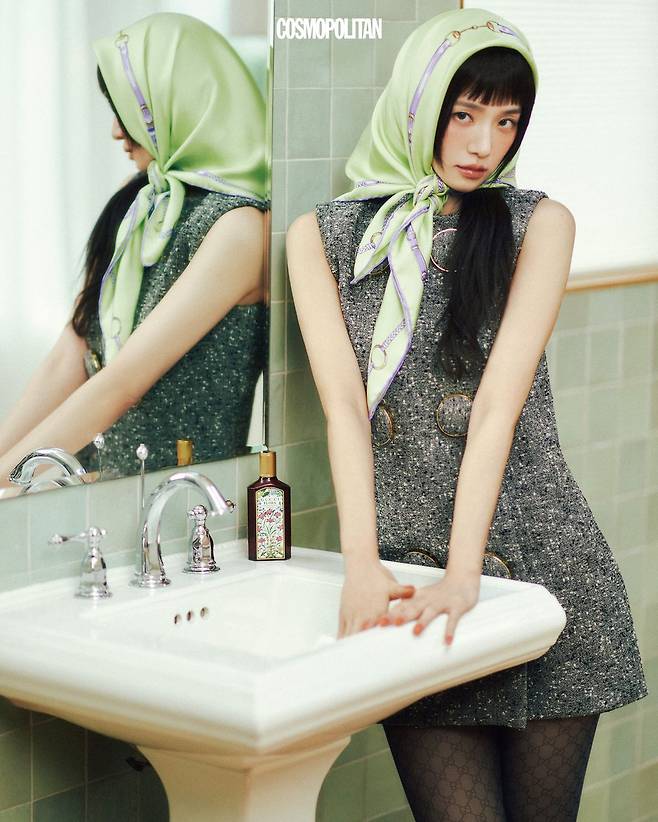 슬리브리스 미니드레스 5백만원, 스카프 74만원, GG 스타킹 가격미정 모두 Gucci.  구찌 플로라 골저스 가드니아 오 드 퍼퓸 인텐스 100ml 28만3천원 Gucci Beauty.