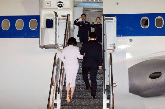 이재명 대통령과 김혜경 여사가 26일(현지시간) 미국 펜실베이니아주 필라델피아국제공항에서 미국 방문 일정을 마친 뒤 귀국하며 공군 1호기에 탑승하고 있다. 연합뉴스