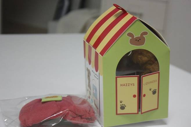 LF 대표 브랜드 헤지스는 편집숍 '코지모지'와의 협업을 통해 강아지 키링과 헤지스의 업사이클링 키링 의류가 결합된 '샐리의 수선실' 패키지를 선보였다. 샐리의 수선실이라는 콘셉트에 맞게 패키징도 집 모양으로 돼 있다. ⓒ데일리안 남가희 기자