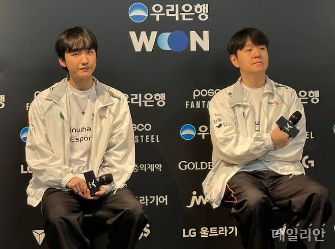 '피넛' 한왕호(왼쪽)와 최인규 한화생명e스포츠 감독이 27일 서울 종로구 LCK 아레나에서 열린 2025 LoL 챔피언스 코리아 정규 시즌 5라운드 경기를 마치고 기자들에게 소감을 밝히고 있다. ⓒ데일리안 황지현 기자