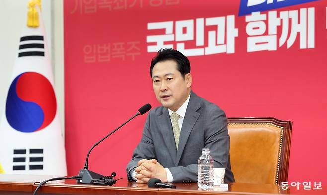 장동혁 국민의힘 신임 당대표가 26일 서울 여의도 국회에서 당선 기자회견을 가졌다. 장 대표는 결선 투표에서 22만302표를 득표 김문수 후보와 2367표차로 이겼다. 장승윤 기자 tomato99@donga.com