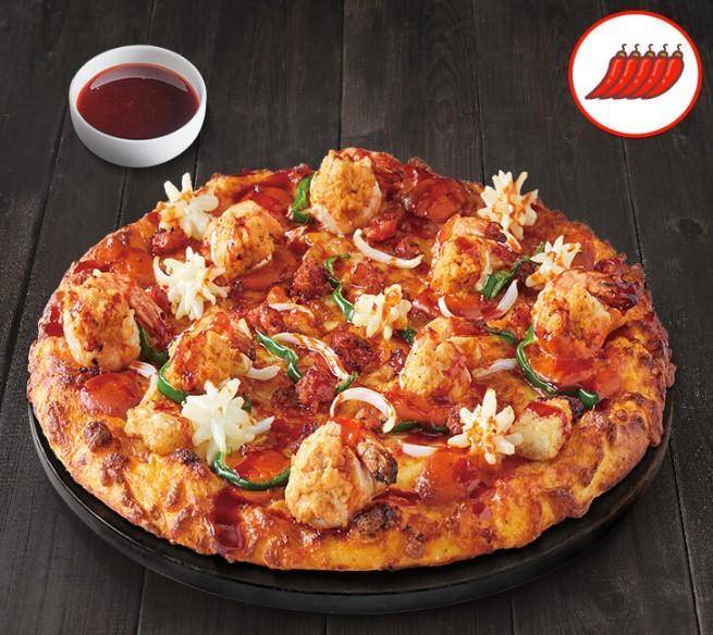 달콤함과 매운맛을 결합한 ‘스와이시’가 글로벌 푸드 시장을 흔드는 트렌드로 부상하고 있다. 도미노 피자가 최근 선보인 ‘불타는 랍.슈.투’ 피자. 사진 출처 도미노 피자