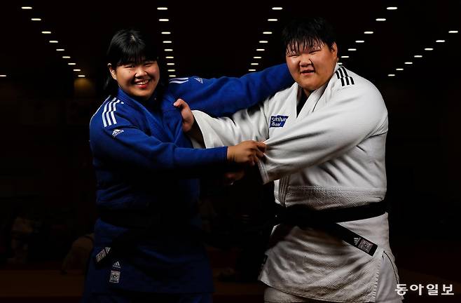 한국 여자 유도 최중량급의 간판 스타 김하윤(왼쪽)과 신예 이현지가 충북 진천선수촌 유도장에서 겨루기 자세를 취하며 활짝 웃고 있다. 과거 훈련 파트너였던 둘은 최중량급의 경쟁자이자 동반자로 함께 구슬땀을 흘리고 있다. 진천=양회성 기자 yohan@donga.com