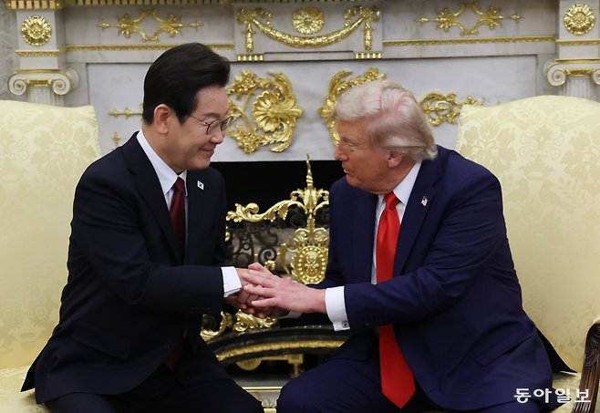 이재명 대통령이 25일(현지시간) 미국 워싱턴DC 백악관 오벌 오피스에서 도널드 트럼프 미국 대통령과 한미정상회담을 하고 있다. 워싱턴=송은석 기자 silverstone@donga.com