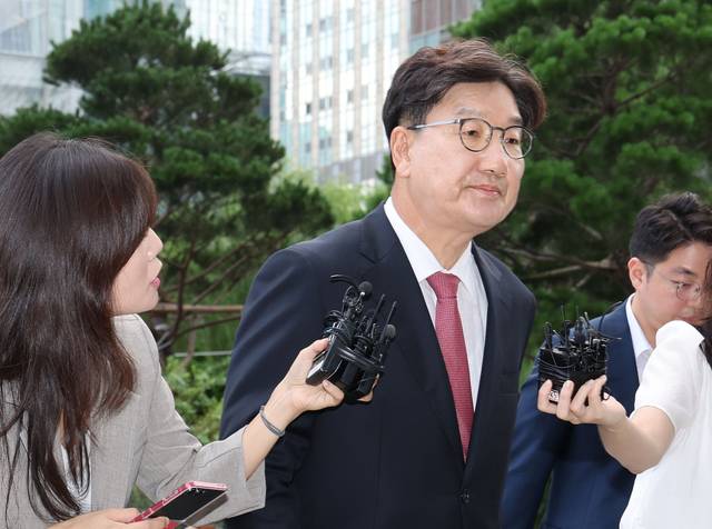 권성동 국민의힘 의원이 27일 서울 종로구 KT광화문빌딩에 마련된 김건희 여사 관련 의혹을 수사하는 민중기 특별검사팀 사무실에 피의자 신분으로 출석하고 있다. [연합뉴스]