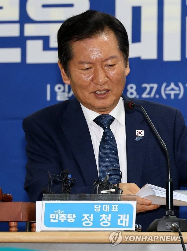 정청래 더불어민주당 대표가 27일 오전 대전시 중구 용두동 더불어민주당 대전시당에서 열린 현장 최고위원회의에 참석해 미소 짓고 있다. [연합뉴스]