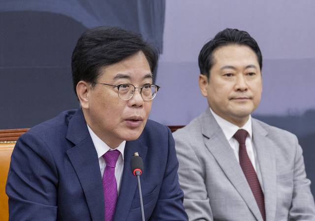 송언석 국민의힘 원내대표가 27일 국회 본청에서 열린 당 최고위원회의에서 발언하고 있다. 오른쪽은 장동혁 신임 당대표.<연합뉴스 사진>