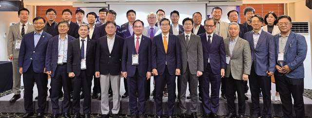 27일 한국프레스센터에서 열린 ‘제14회 우주항공 리더 조찬 포럼’ 단체사진. 우주항공협회 제공