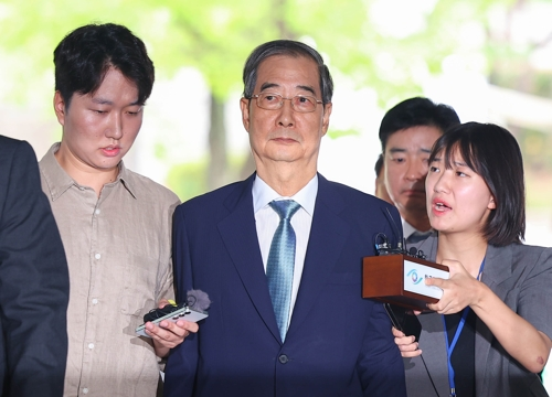 윤석열 전 대통령의 내란 행위 방조 혐의를 받는 한덕수 전 국무총리가 27일 구속 전 피의자 심문(영장실질심사)을 위해 서울 서초구 서울중앙지법에 출석하고 있다.    [연합뉴스]