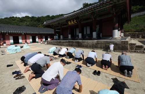 27일 강원 강릉시 강릉향교에서 유림과 시민들이 가뭄 해갈을 기원하는 기우제를 지내고 있다. 기우제는 3일간 매일 진행한다. [강릉=연합뉴스]