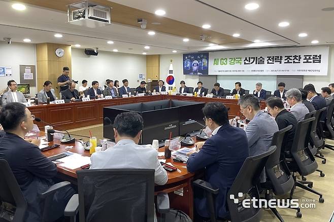 정동영 더불어민주당 의원(통일부 장관)과 최형두 국민의힘 의원이 공동 주최한 '인공지능(AI) 3대강국 신기술 전략 조찬포럼'이 27일 서울 여의도 국회의원회관에서 열리고 있다. 이날 포럼은 '피지컬 AI'를 주제로 개최됐다. ⓒ박종진기자