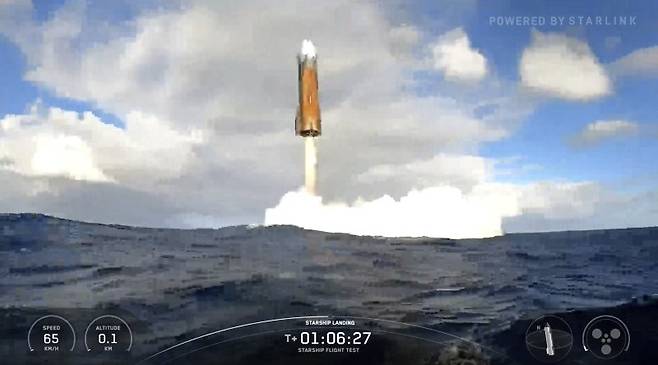 26일(현지시간) 인도양에서 스페이스X의 대형 우주선 '스타십'이 바다에 내려 앉기 전에 정지 비행을 하고 있다.AP연합뉴스