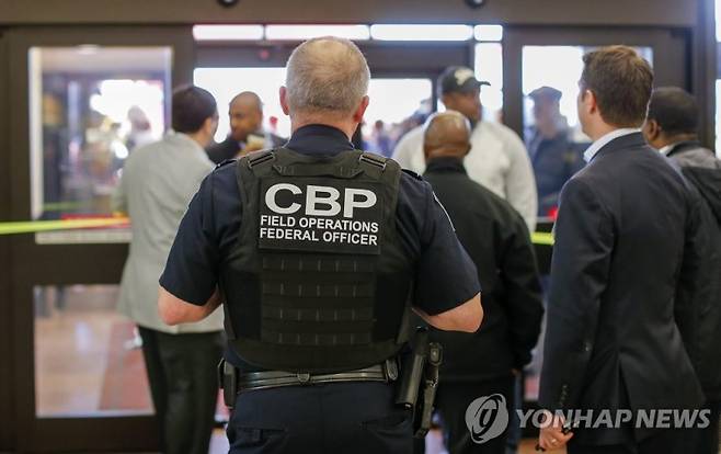 미국의 애틀랜타 공항에서 출입 관리하는 세관국경보호국(CBP) 요원 /사진=연합뉴스