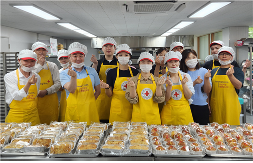 JT친애저축은행 임직원들이 서울 숭인동 대한적십자사 종로빵나눔터에서 ‘사랑의 제빵’ 봉사활동을 진행한 뒤 기념사진을 촬영하고 있다. JT친애저축은행 제공