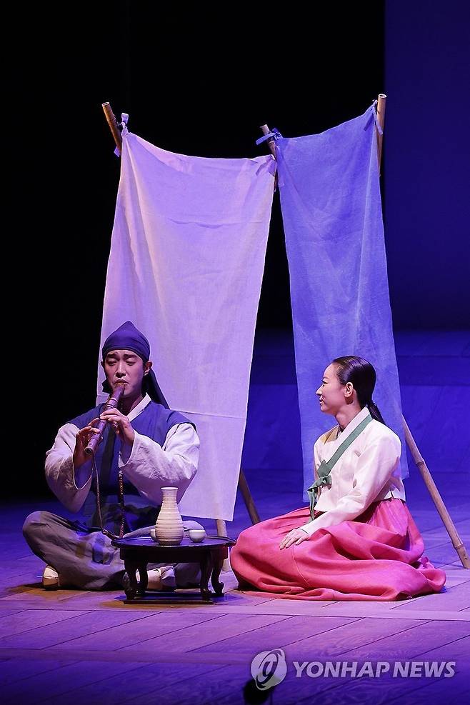 2024년 11일 오후 서울 종로구 세종문화회관 M씨어터에서 열린 연극 '퉁소소리' 프레스콜에서 배우들이 열연하고 있다. 연합뉴스