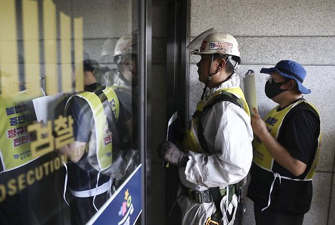 27일 서울 대검찰청 앞에서 열린 '불법파견·교섭거부' 현대제철 비정규직 집단 고소 기자회견에서 참석자들이 고소장을 접수하기 위해 청사로 들어가고 있다. 연합뉴스