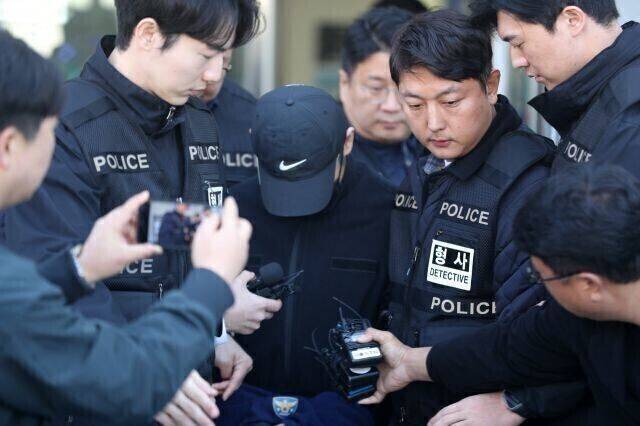같은 부대에서 근무하던 여성 군무원을 살해한 뒤 주검을 훼손하고 북한강에 유기한 양씨가 지난해 11월5일 오전 춘천지법에서 열린 구속 전 피의자 심문이 끝난 뒤 호송차로 이동하고 있다. 연합뉴스