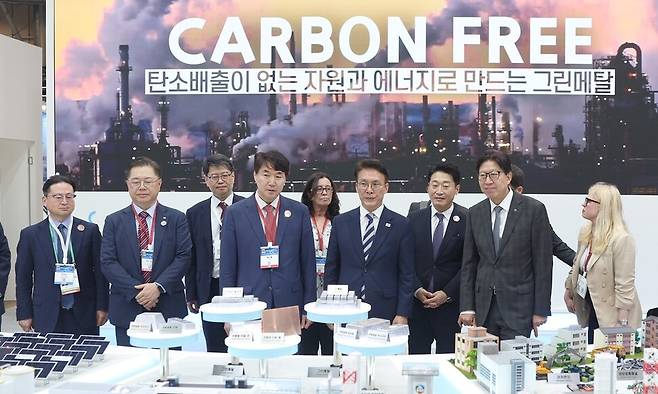 김민석 국무총리(오른쪽부터 다섯번째) 등 주요 참석자들이 27일 부산 벡스코에서 개막한 기후산업국제박람회 부스를 둘러보고 있다. 산업통상자원부 제공