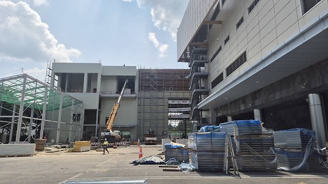 아시아태평양경제협력체 정상회의를 두달여 앞둔 지난 21일 경북 경주시 경주화백컨벤션센터(오른쪽) 야외전시장에 짓고 있는 미디어센터. 주성미 기자