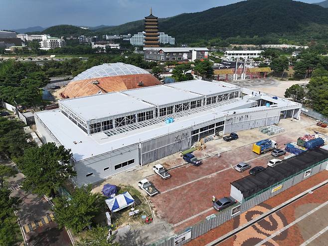 지난 21일 경북 경주시 엑스포공원에 조성 중인 아시아태평양경제협력체 경제전시장 전경. 연합뉴스