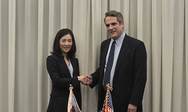 김진아 외교부 2차관이 27일 아시아태평양경제협력체(APEC) 에너지장관회의 참석차 방한 중인 제임스 댄리 미국 에너지부 부장관과 부산에서 열린 한미 원자력 협력 차관 회의에서 만나 기념 촬영하고 있다. 외교부 장관