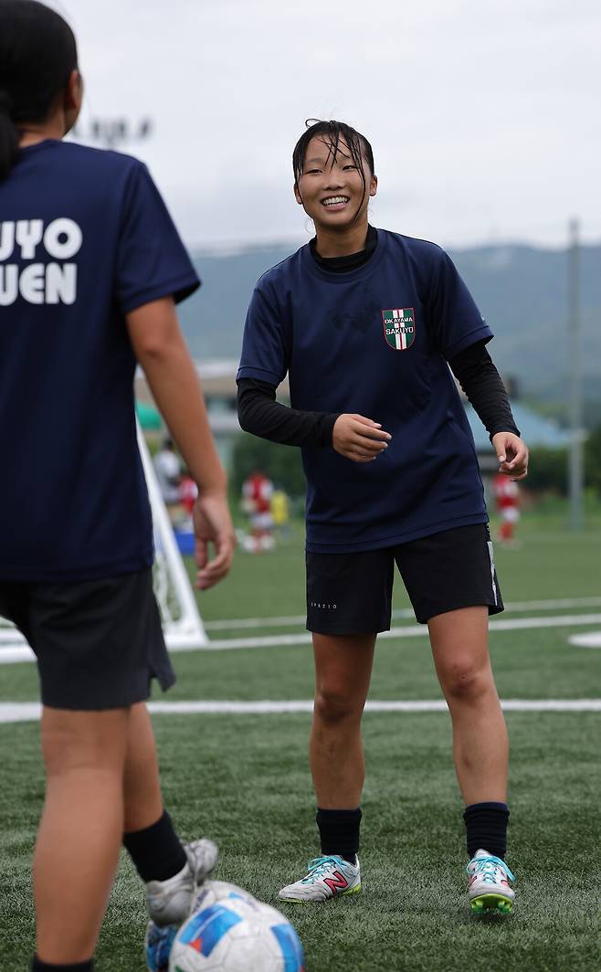 2025년 8월7일 오전 사쿠요 학원 고등학교 소속 후지이 이로하 선수가 훈련을 하며 활짝 웃고 있다. 오카야마=이종근 선임기자