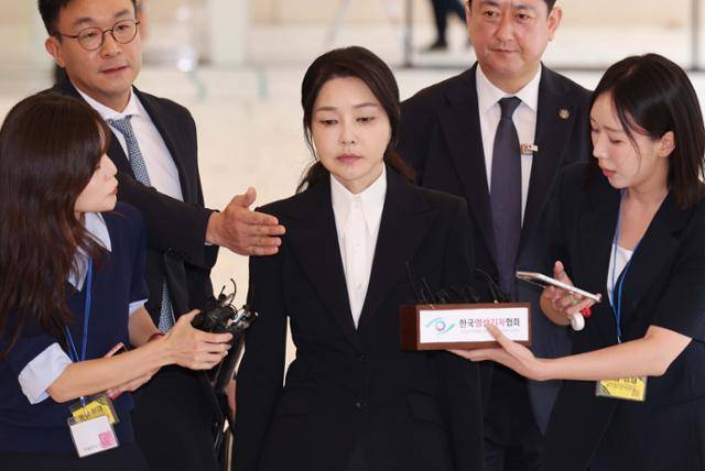 윤석열 전 대통령 부인 김건희 여사가 6일 서울 종로구 민중기 김건희 특별검사팀 사무실에 자본시장법 위반 등 혐의 피의자 신분으로 출석하고 있다. 사진공동취재단