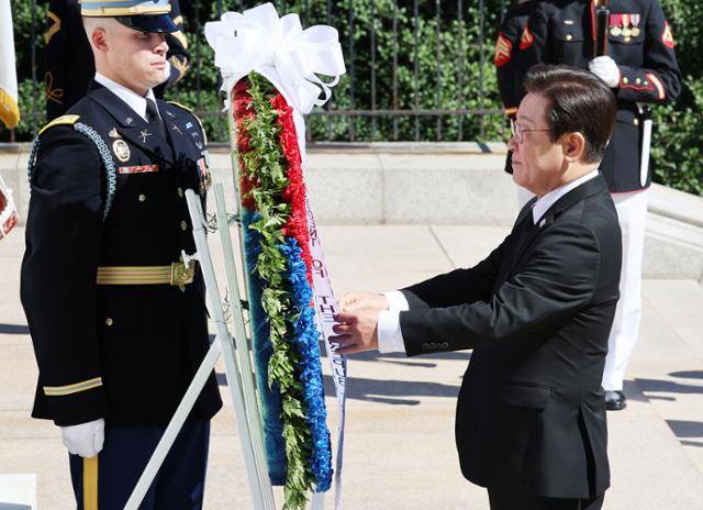 이재명 대통령이 26일 워싱턴 인근 알링턴 국립묘지를 방문해 무명용사탑에 헌화하고 있다. 알링턴=뉴시스
