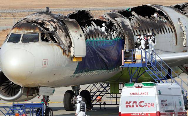 국토교통부 항공철도사고조사위원회 등이 2월 3일 부산 강서구 김해국제공항 에어부산 항공기 화재현장에서 합동감식을 하고 있다. 뉴시스