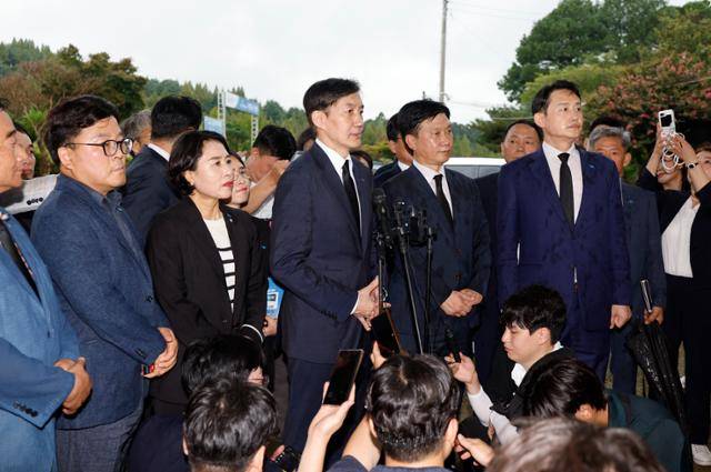 조국 조국혁신당 혁신정책연구원장이 26일 광복절 특별 사면 복권 후 처음으로 호남을 방문해 광주 북구 국립5.18민주묘지를 참배 후 취재진 질문에 답하고 있다. 뉴스1