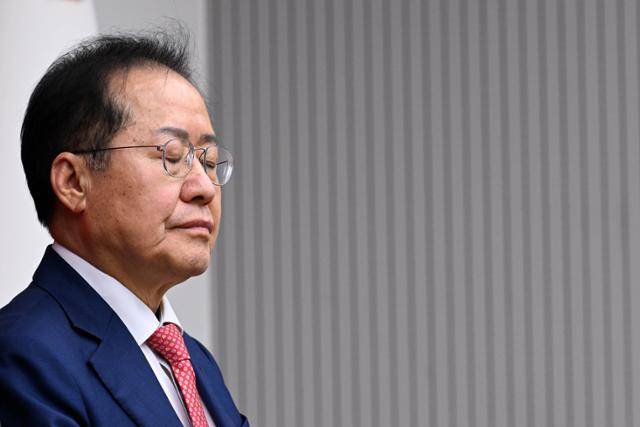홍준표 전 대구시장이 4월 29일 서울 여의도 국민의힘 당사에서 제21대 대선 후보 선출을 위한 당내 3차 경선 진출에 실패한 뒤 눈을 감고 있다. 고영권 기자