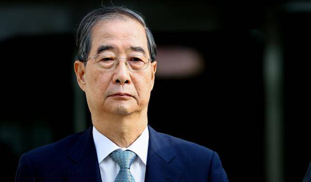 윤석열 전 대통령의 내란 행위 방조 혐의를 받는 한덕수 전 국무총리가 27일 구속 전 피의자 심문(영장실질심사)을 마친 뒤 대기 장소인 서울구치소로 이동하기 위해 서울 서초구 서울중앙지법 청사를 나서고 있다. 연합뉴스