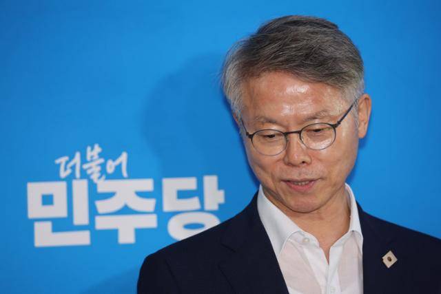 27일 서울 여의도 국회에서 더불어민주당 민형배 의원이 검찰개혁 관련 브리핑을 하고 있다. 연합뉴스